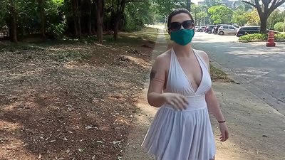 Ketelanjangan di depan umum: seorang gadis dari Rusia mencoba menanggalkan pakaiannya di jalan-jalan Rio de Janeiro. Dia hampir ditangkap.